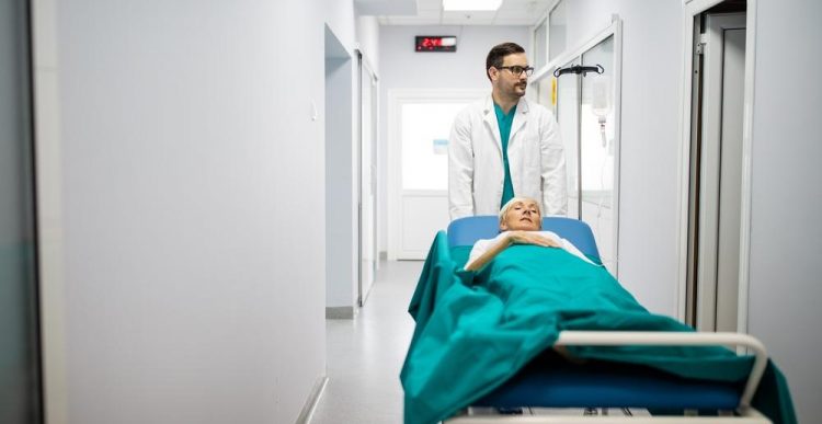 Hydraulisk höjdjustering förenklar patienttransport i medicinska miljöer